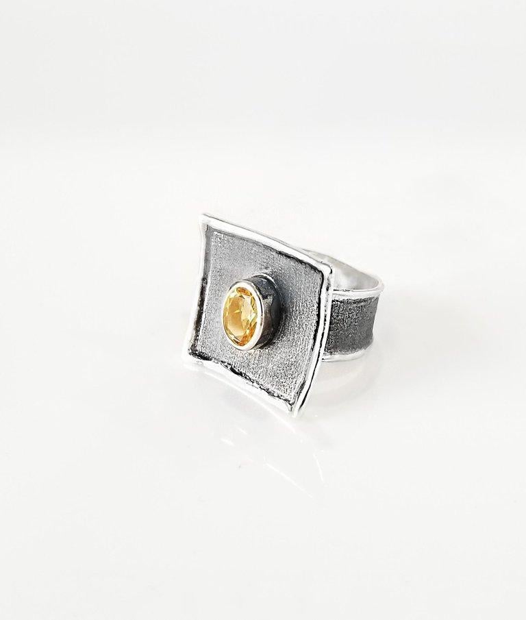Yianni Creations Hephestos Collection 100% handgefertigter handwerklicher Ring aus Feinsilber. Der Ring ist mit einem 1,25-Karat-Citrin und einem einzigartigen oxidierten Rhodium-Hintergrund versehen, die beide durch einzigartige Handwerkstechniken