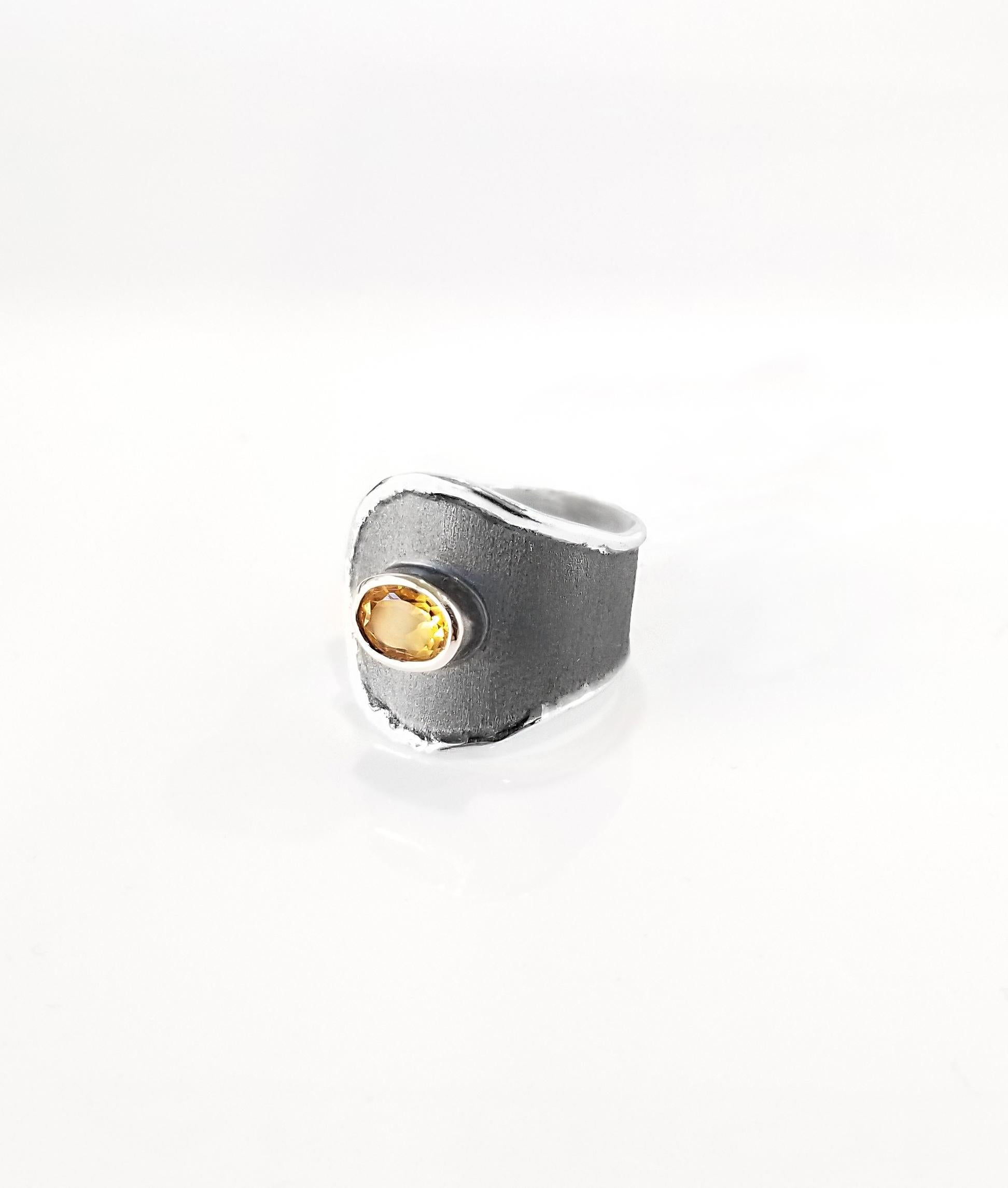 Yianni Creations Hephestos Collection 100% handgefertigter handwerklicher Ring aus Feinsilber. Der Ring ist mit einem 1,25-Karat-Citrin und einem einzigartigen oxidierten Rhodium-Hintergrund versehen, der durch einzigartige Handwerkstechniken -
