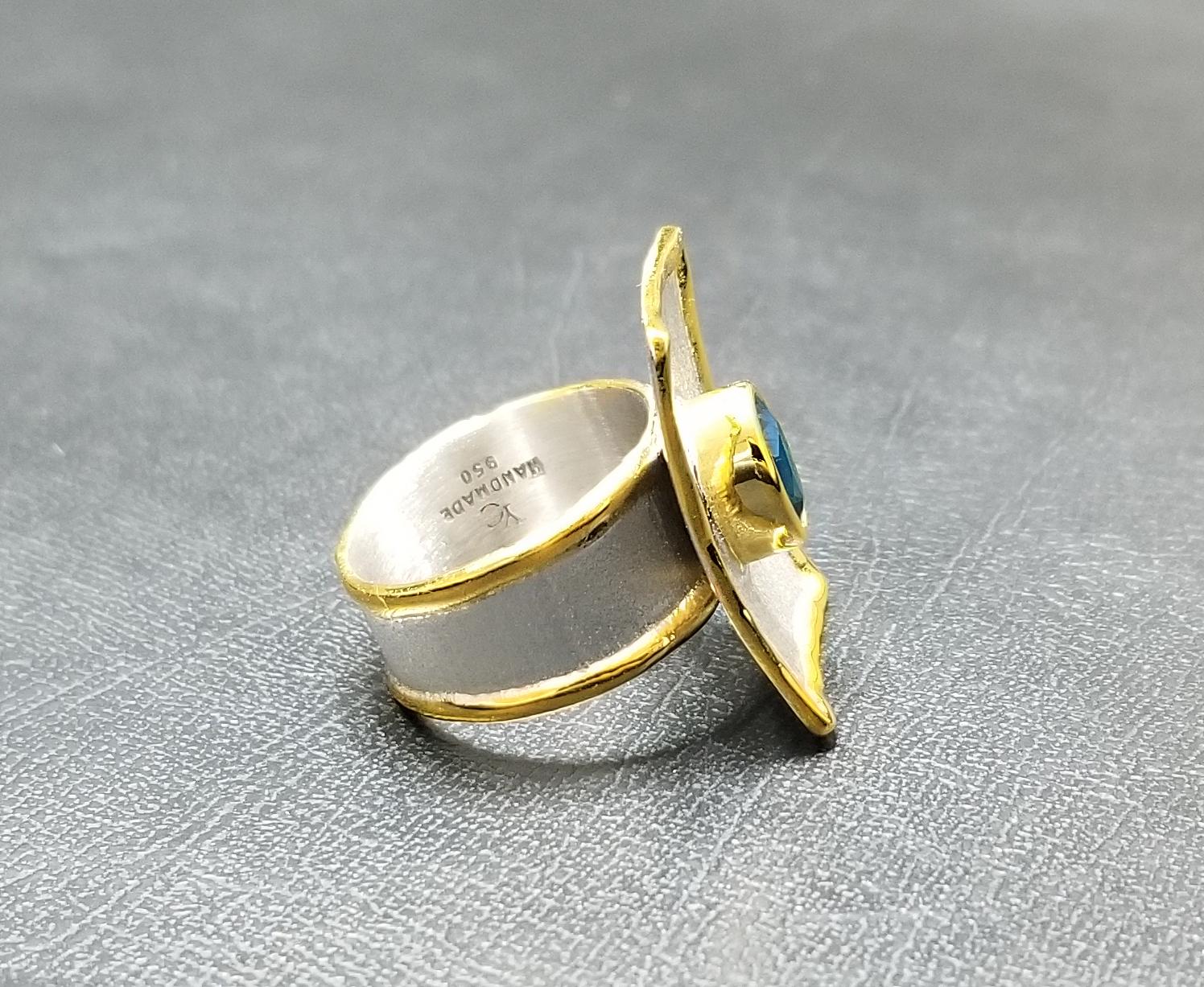Yianni Creations Blauer Topas Feines Silber 24 Karat Gold Zweifarbiger rechteckiger Ring (Ovalschliff) im Angebot