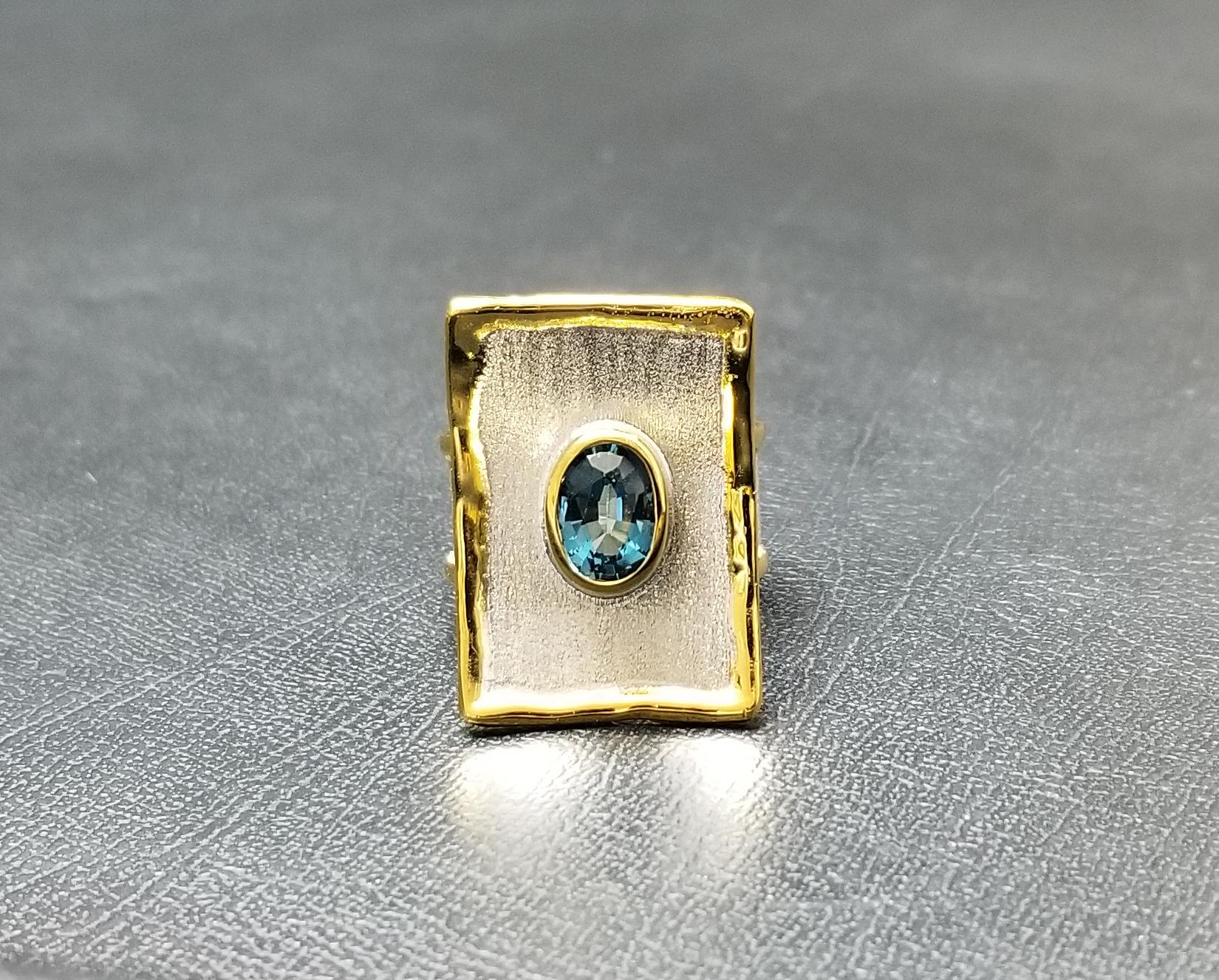 Yianni Creations Blauer Topas Feines Silber 24 Karat Gold Zweifarbiger rechteckiger Ring im Zustand „Neu“ im Angebot in Astoria, NY