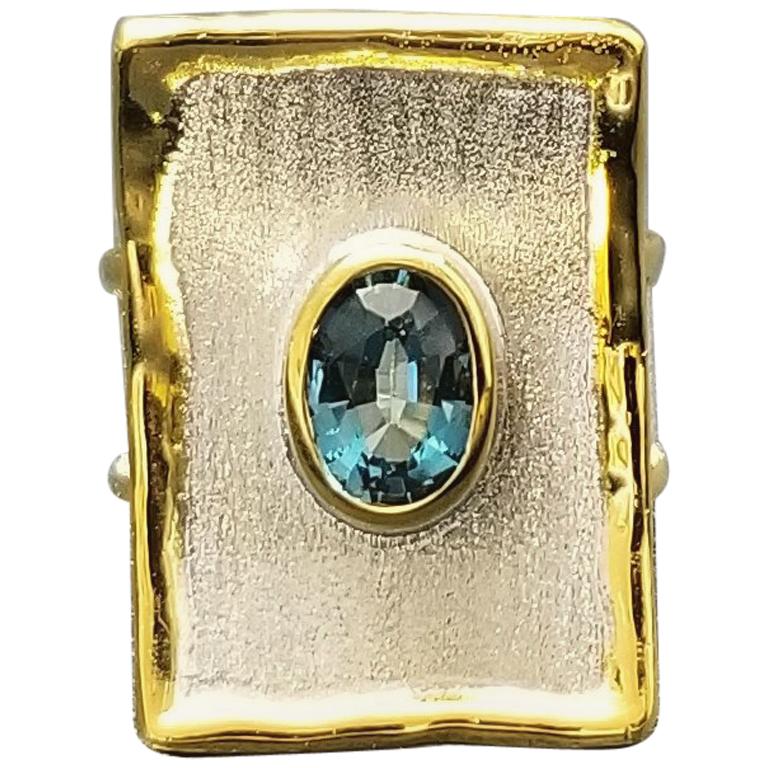 Yianni Creations Blauer Topas Feines Silber 24 Karat Gold Zweifarbiger rechteckiger Ring im Angebot