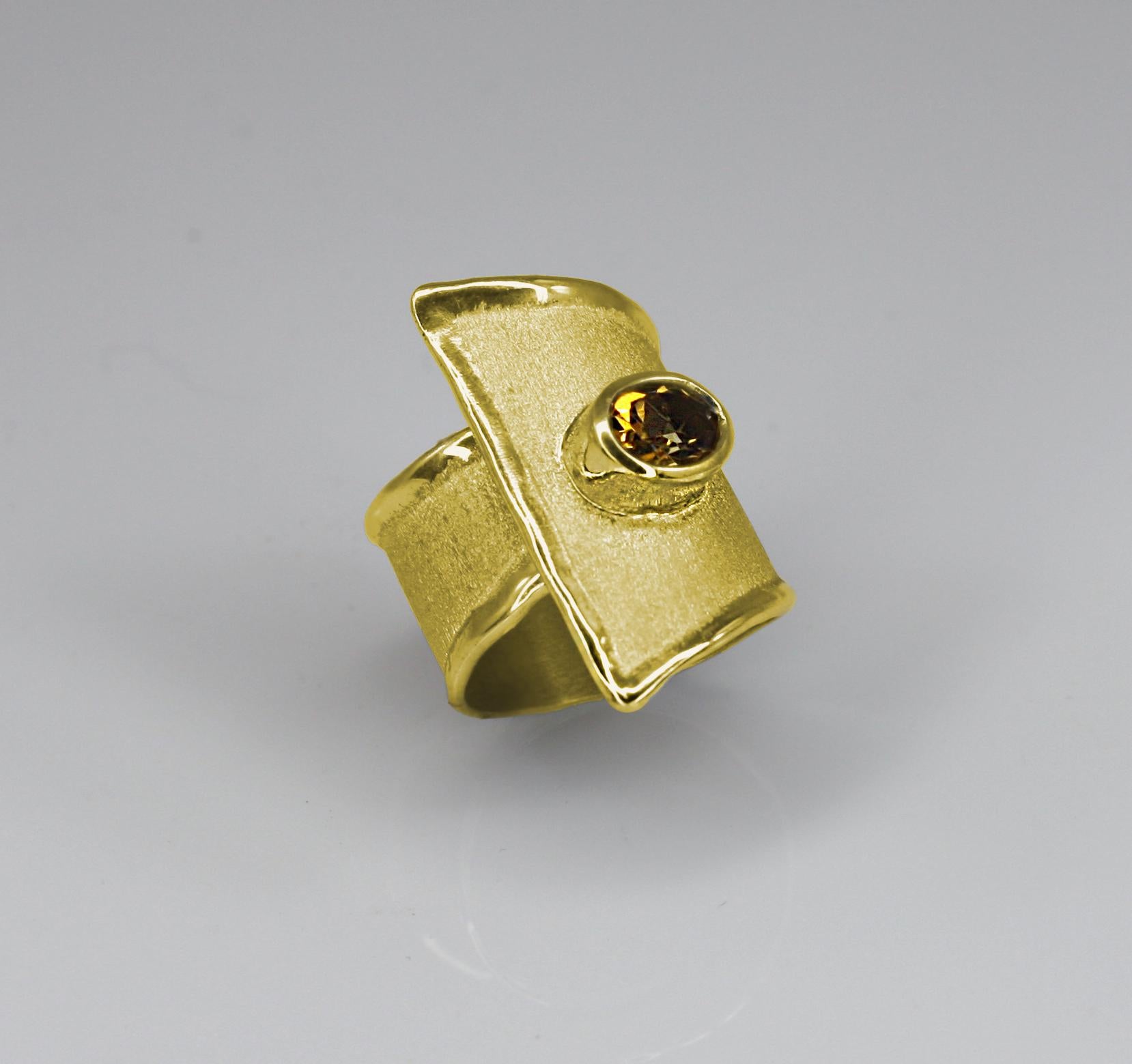 Yianni Creations handgefertigter, dreieckiger Ring aus 18 Karat Gelbgold. Der wunderschöne Ring ist mit einem ovalen Citrin von 1,25 Karat besetzt und verfügt über eine einzigartige Verarbeitungstechnik - byzantinische Bürste und flüssige Kante. Der