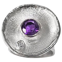 Yianni Creations Anillo redondo de plata paladio con amatista y diamante blanco