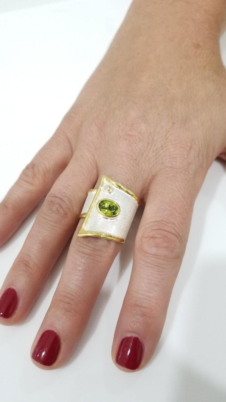 Yianni Kreationen Breiter Bandring aus 24 Karat Gold mit Peridot und Diamant aus feinem Silber (Zeitgenössisch)