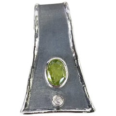 Yianni Creations Ciondolo con peridoto e diamanti bianchi in argento e rodio nero