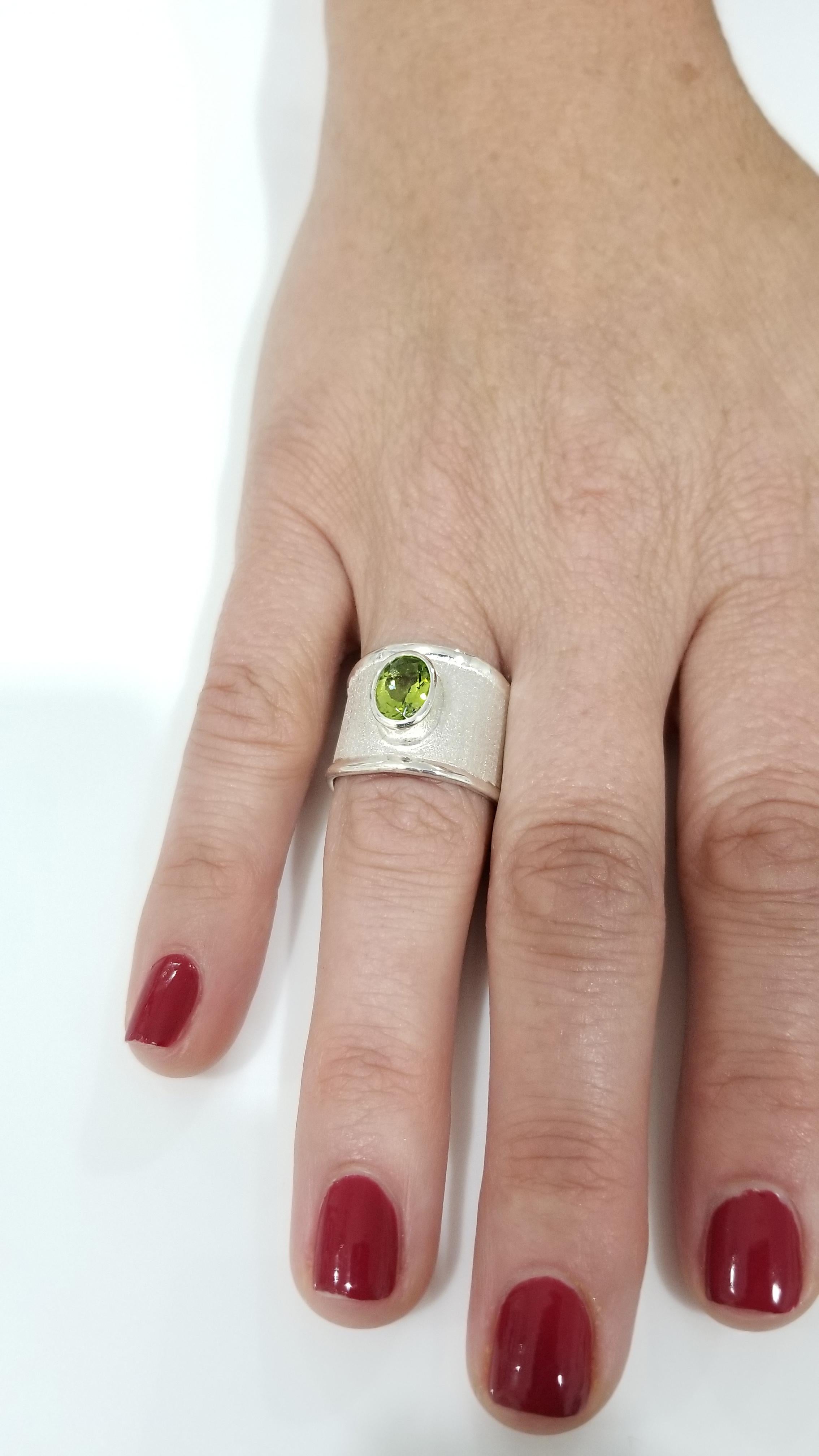 Yianni Creations Peridot Fine Silver and Palladium Wide Band Ring In New Condition For Sale In Astoria, NY