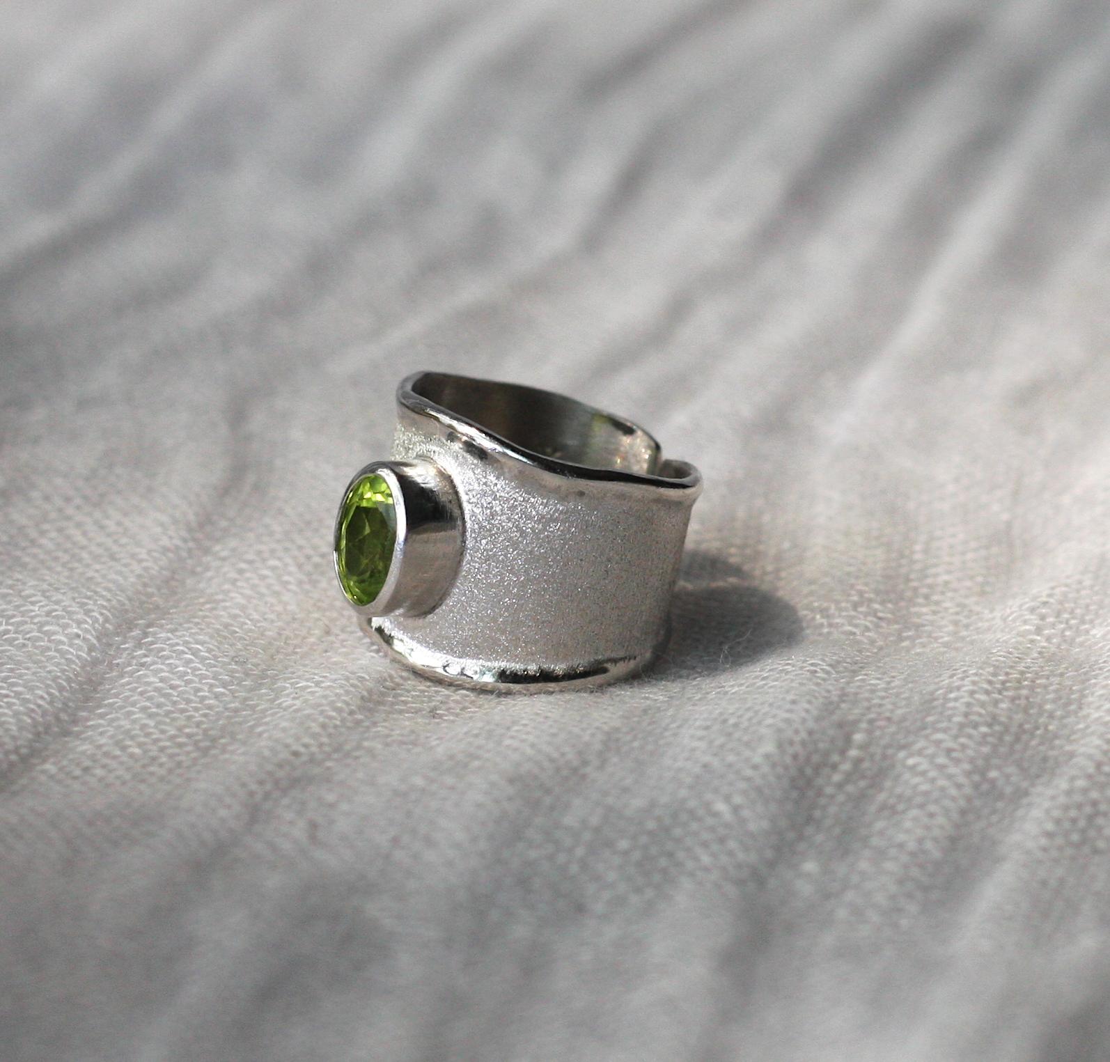 Yianni Creations Peridot Fine Silver and Palladium Adjustable Wide Band Ring In New Condition For Sale In Astoria, NY