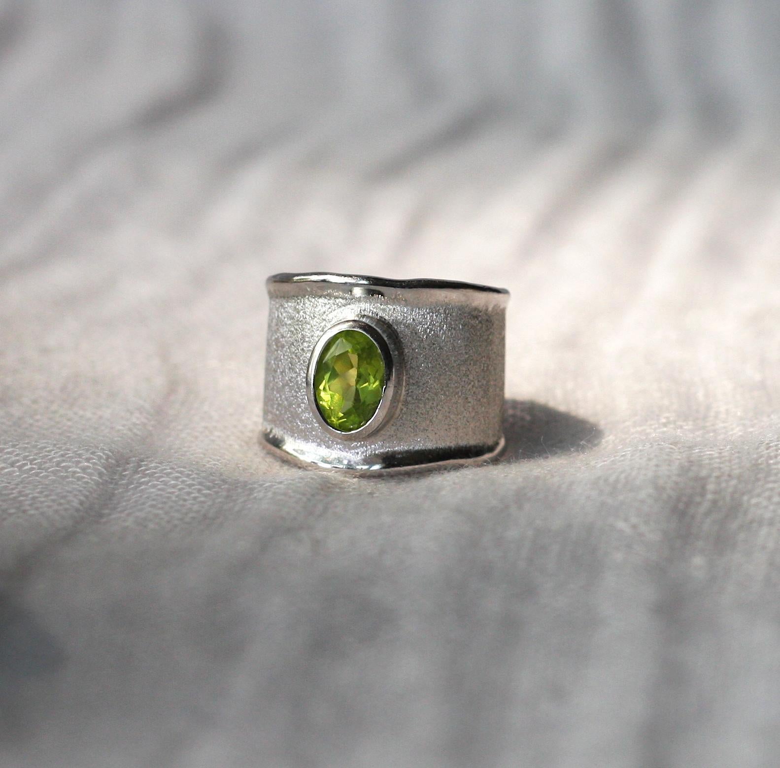 Yianni Kreationen Verstellbarer breiter Bandring mit Peridot aus feinem Silber und Palladium im Angebot 1