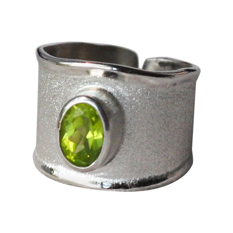 Yianni Kreationen Verstellbarer breiter Bandring mit Peridot aus feinem Silber und Palladium im Angebot