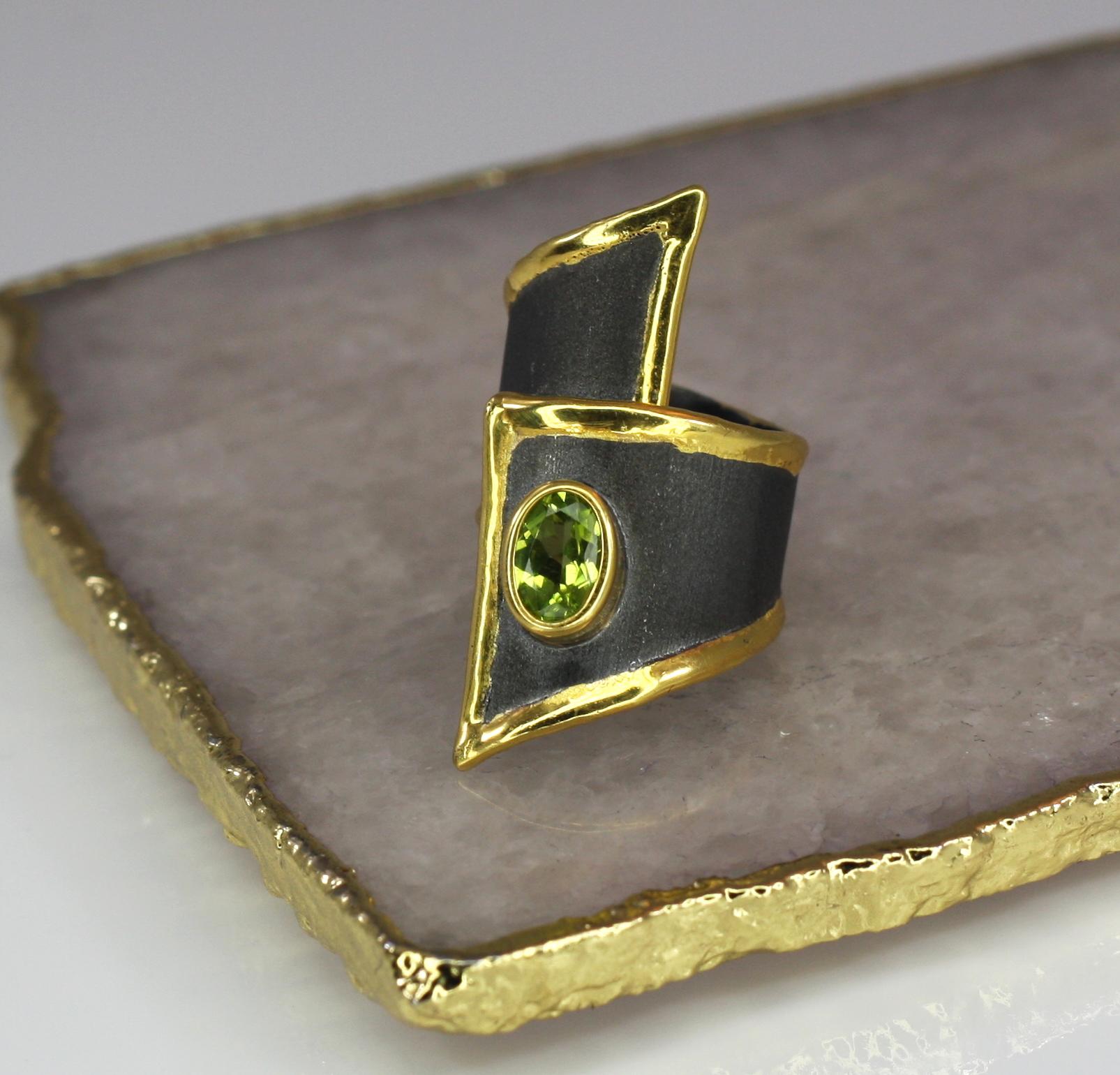 Yianni Kreationen Breiter verstellbarer langer Bandring mit Peridot aus feinem Silber und Gold (Ovalschliff) im Angebot