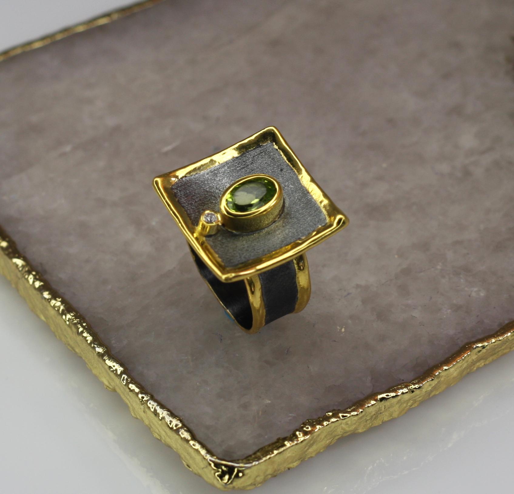 Yianni Kreationen Quadratischer Ring aus feinem Silber und Gold mit Peridot und Rhodium  im Angebot 6