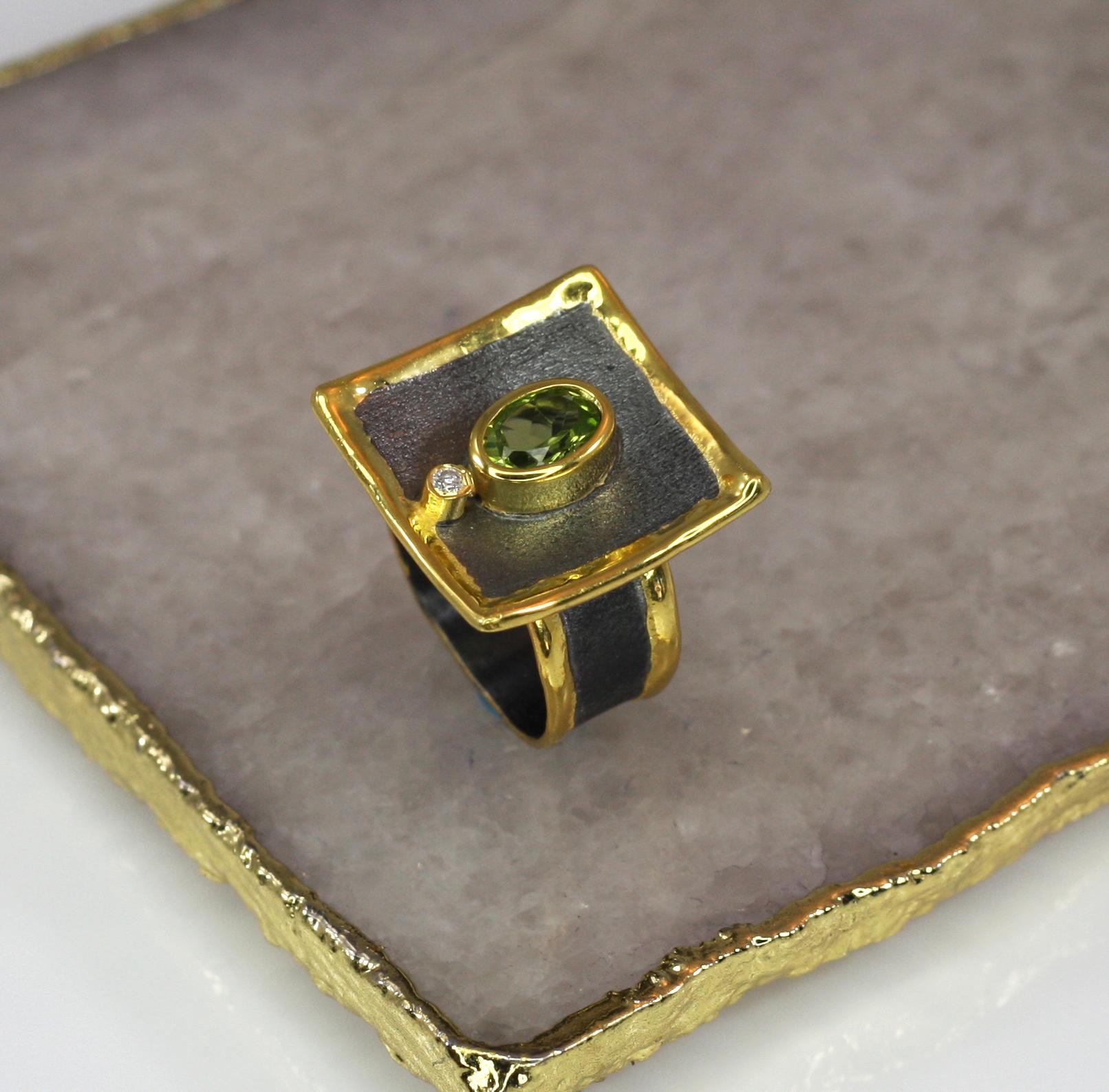 Yianni Kreationen Quadratischer Ring aus feinem Silber und Gold mit Peridot und Rhodium  im Angebot 9