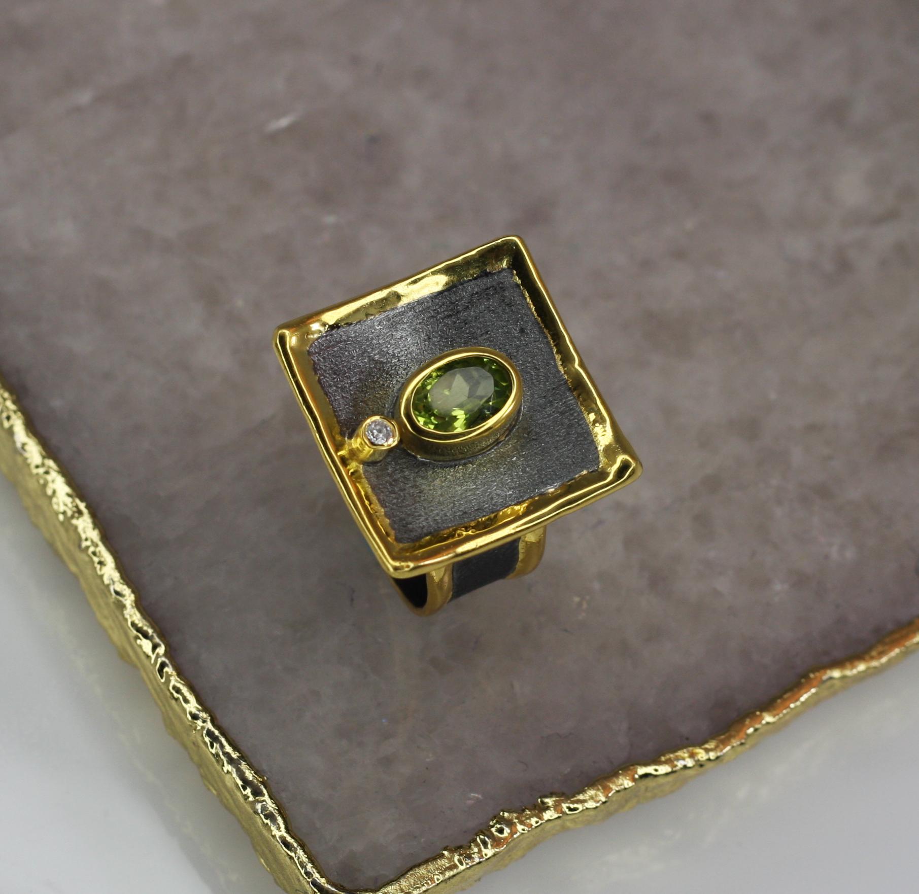 Yianni Kreationen Quadratischer Ring aus feinem Silber und Gold mit Peridot und Rhodium  im Angebot 8