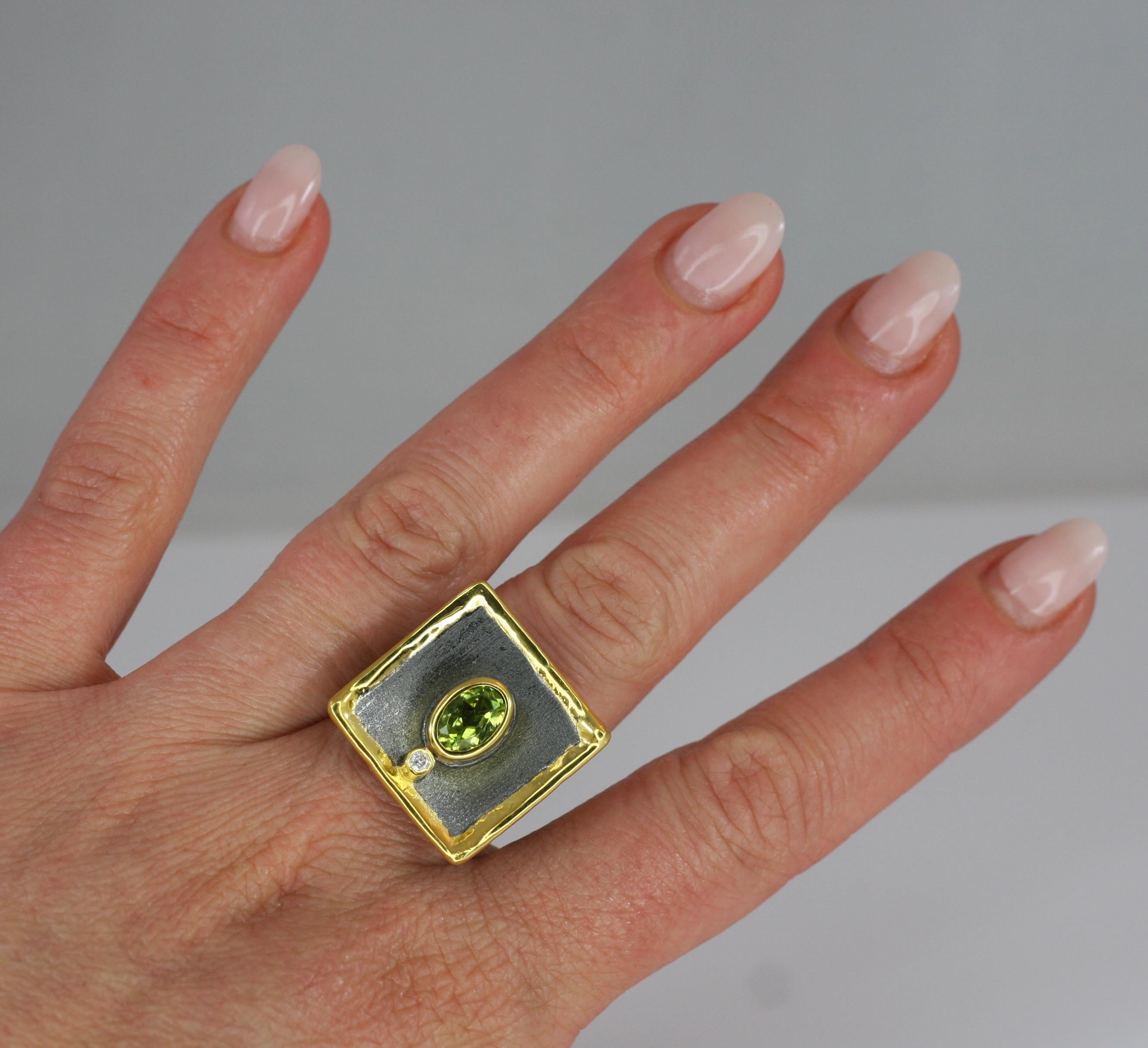 Yianni Kreationen Quadratischer Ring aus feinem Silber und Gold mit Peridot und Rhodium  (Zeitgenössisch) im Angebot