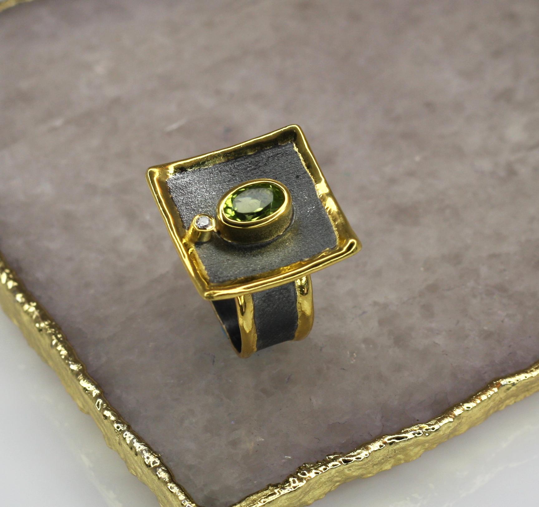 Yianni Creations präsentiert exklusiv die Eclyps Kollektion. Dieser quadratische Artisan-Ring ist aus 950er Feinsilber gefertigt und mit schwarzem Rhodium auf dem gebürsteten Hintergrund beschichtet. Die glänzenden Flüssigkeitsränder sind mit einer