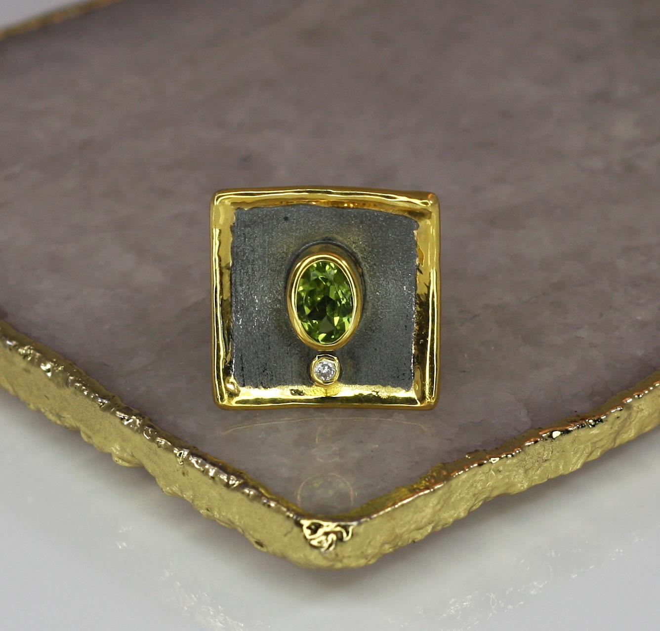 Yianni Kreationen Quadratischer Ring aus feinem Silber und Gold mit Peridot und Rhodium  (Ovalschliff) im Angebot