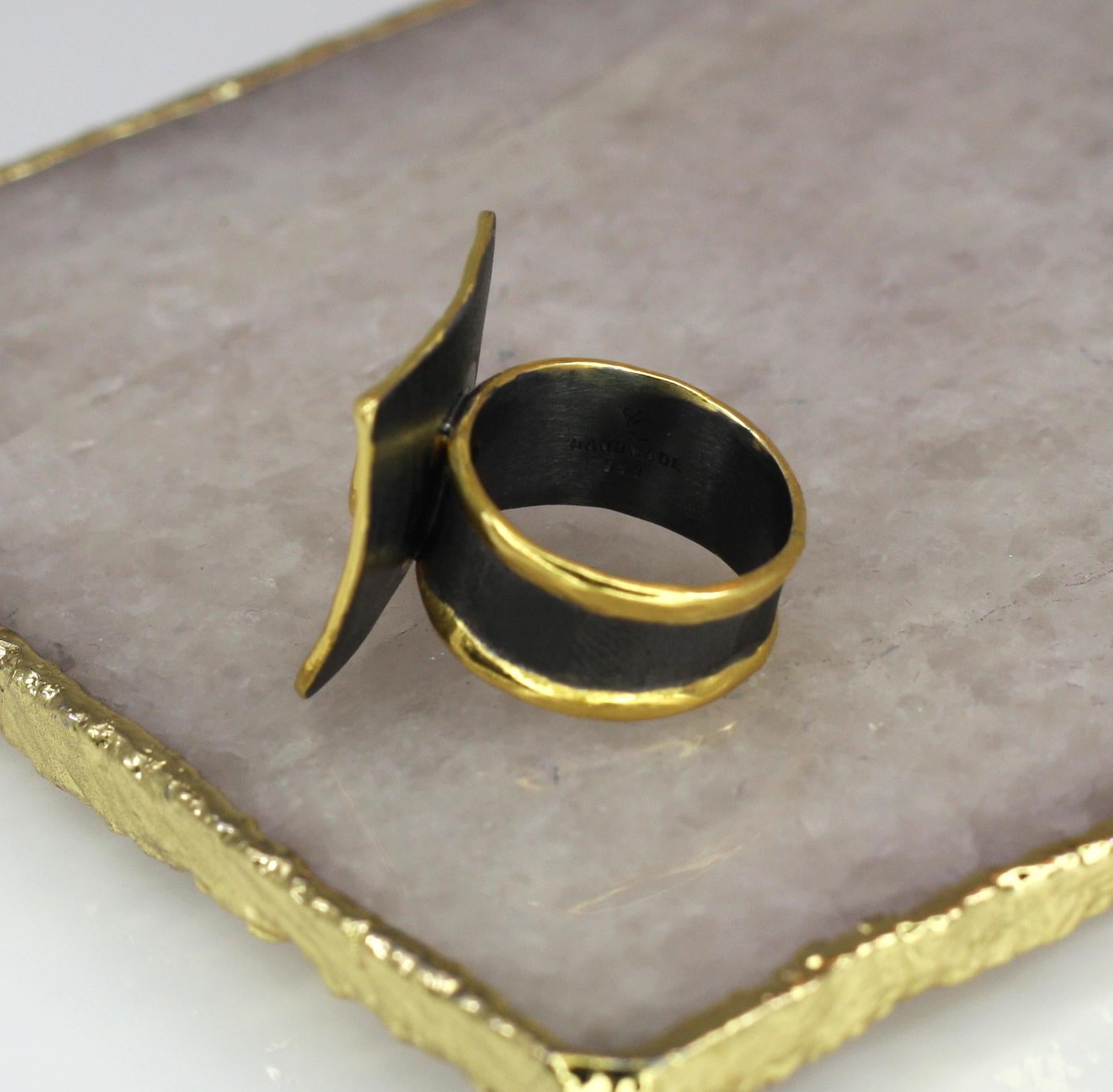 Yianni Kreationen Quadratischer Ring aus feinem Silber und Gold mit Peridot und Rhodium  im Zustand „Neu“ im Angebot in Astoria, NY