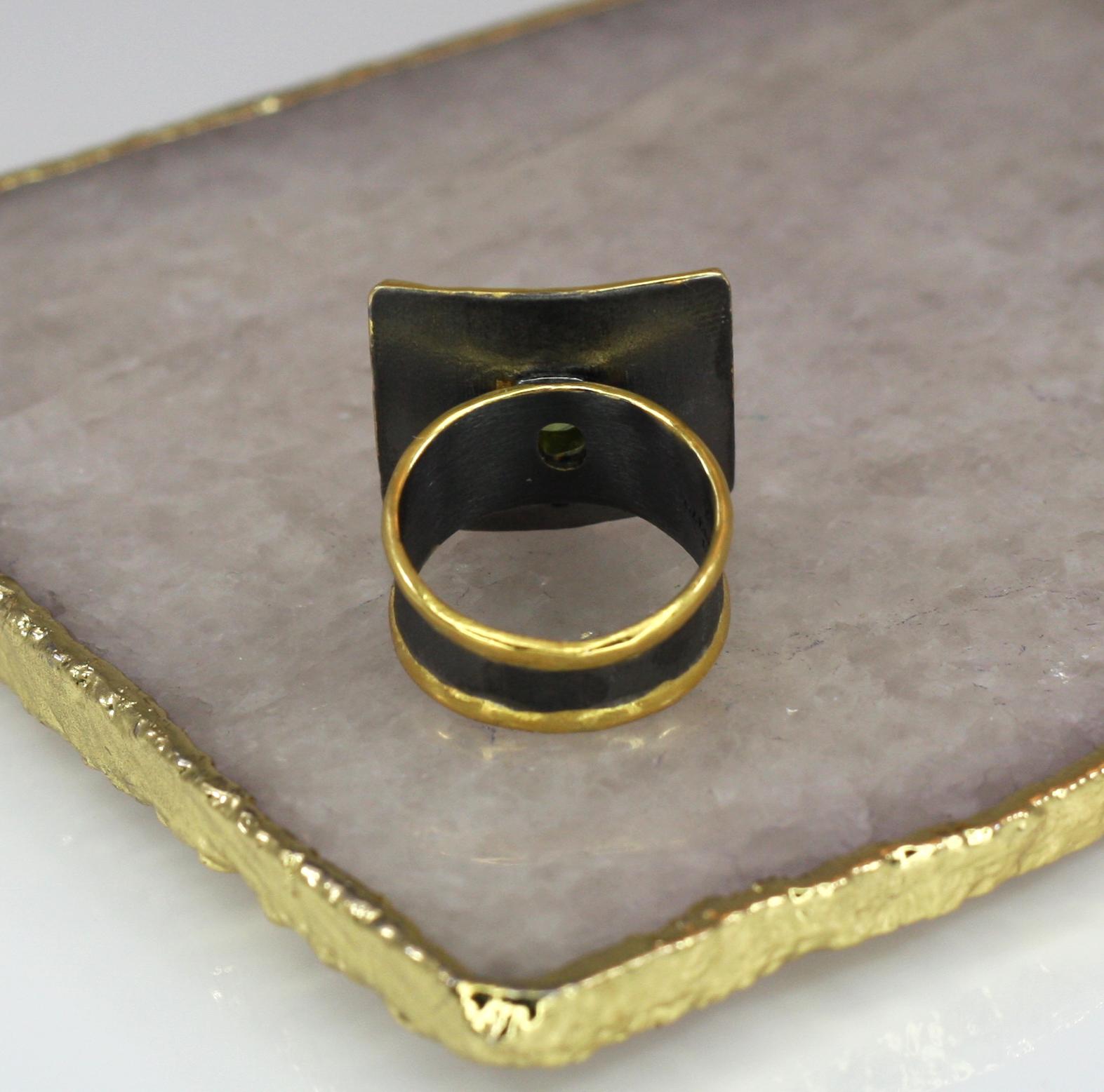 Yianni Kreationen Quadratischer Ring aus feinem Silber und Gold mit Peridot und Rhodium  im Angebot 2