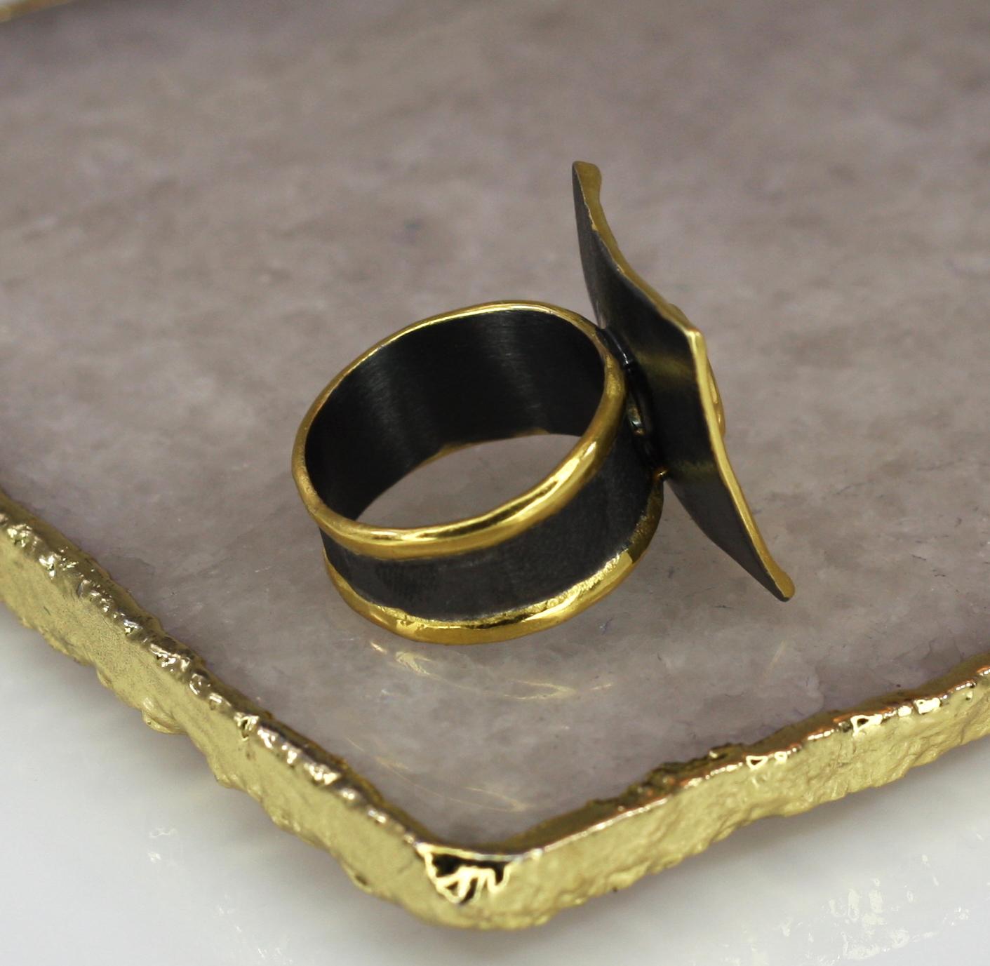 Yianni Kreationen Quadratischer Ring aus feinem Silber und Gold mit Peridot und Rhodium  im Angebot 3
