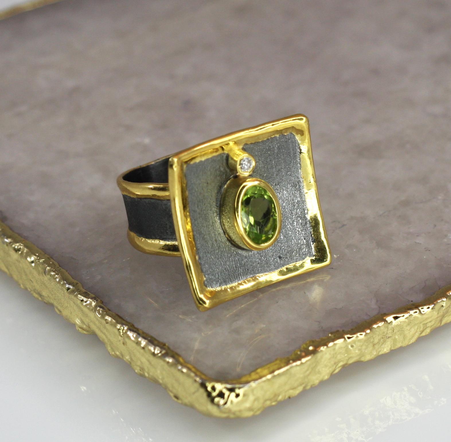 Yianni Kreationen Quadratischer Ring aus feinem Silber und Gold mit Peridot und Rhodium  im Angebot 4
