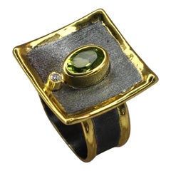 Yianni Kreationen Quadratischer Ring aus feinem Silber und Gold mit Peridot und Rhodium 