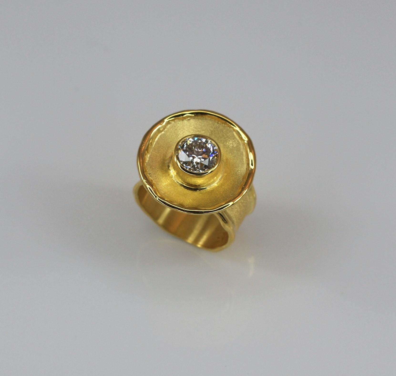 Yianni Creations Bague à large anneau solitaire en or jaune 18 carats et diamants en vente 4