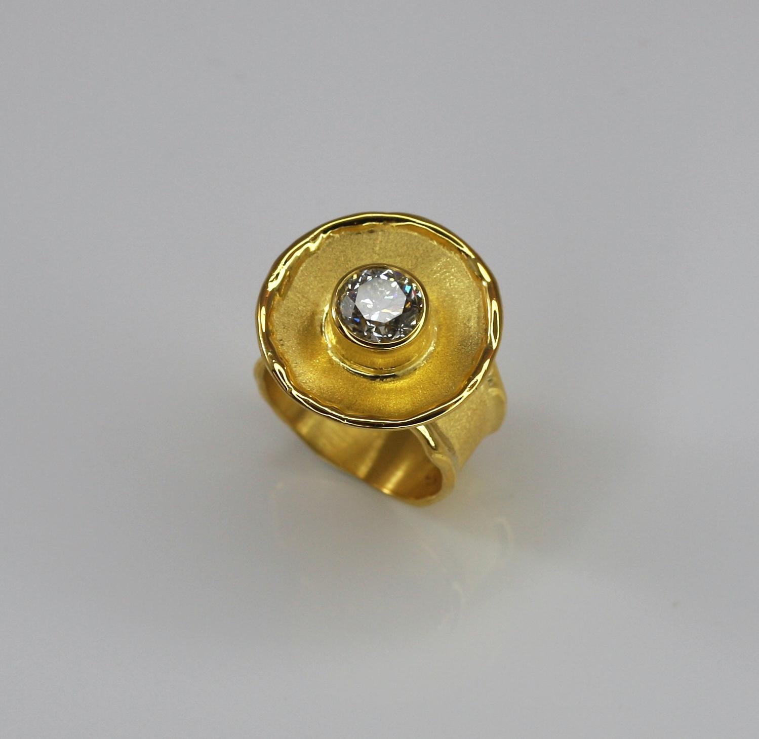 Yianni Creations Bague à large anneau solitaire en or jaune 18 carats et diamants en vente 5
