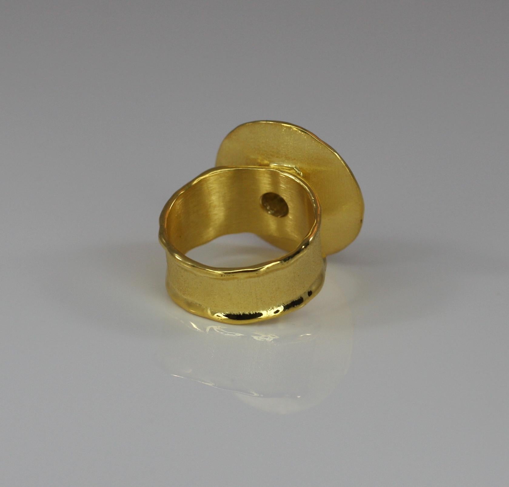 Yianni Creations Bague à large anneau solitaire en or jaune 18 carats et diamants en vente 7