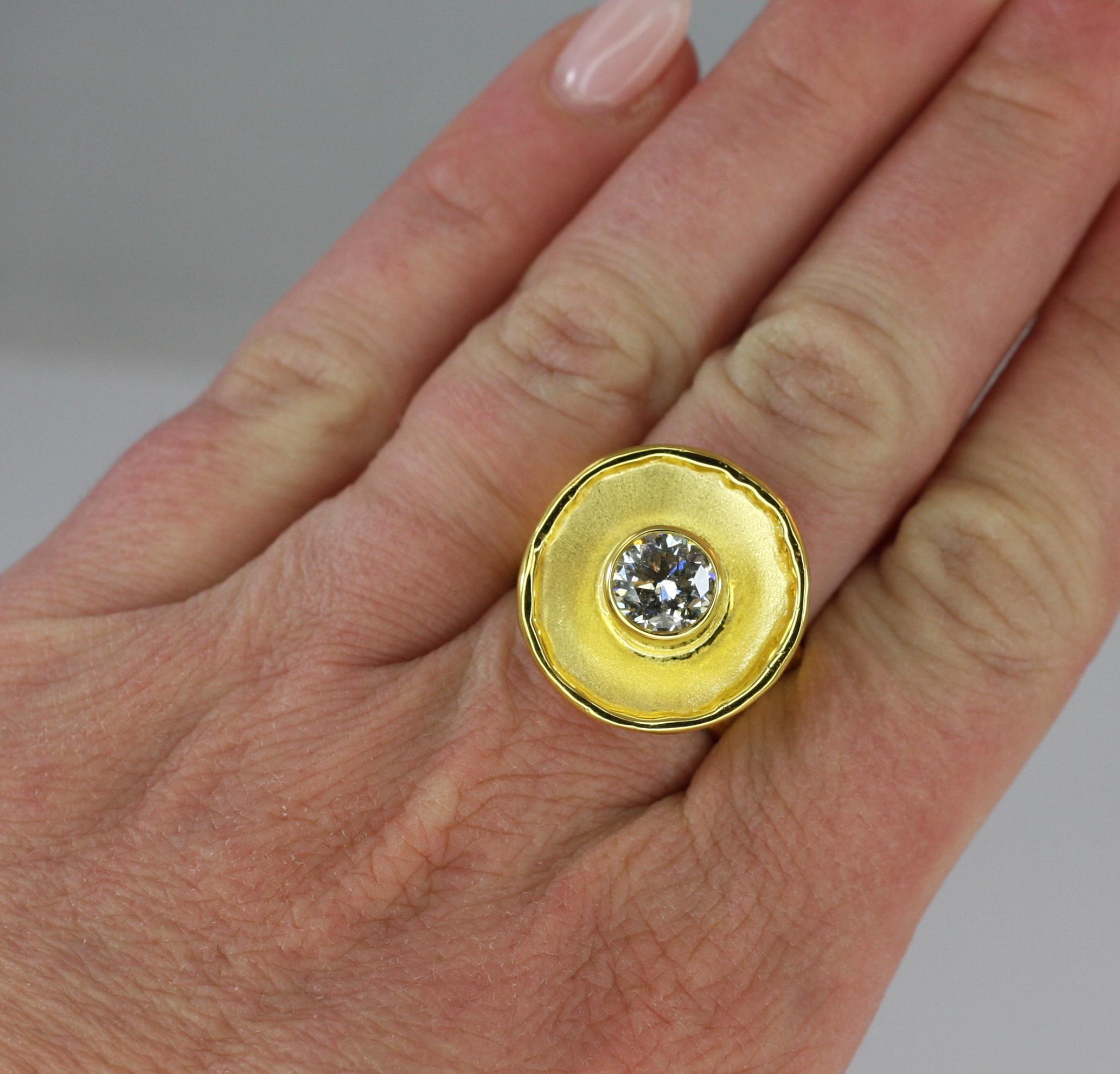 Taille ronde Yianni Creations Bague à large anneau solitaire en or jaune 18 carats et diamants en vente