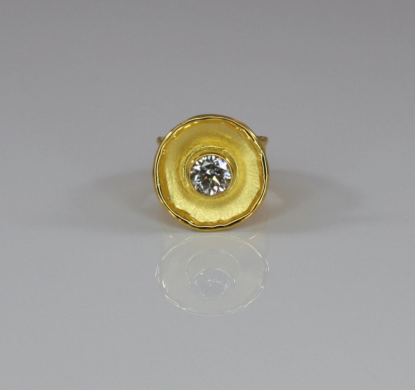 Contemporain Yianni Creations Bague à large anneau solitaire en or jaune 18 carats et diamants en vente