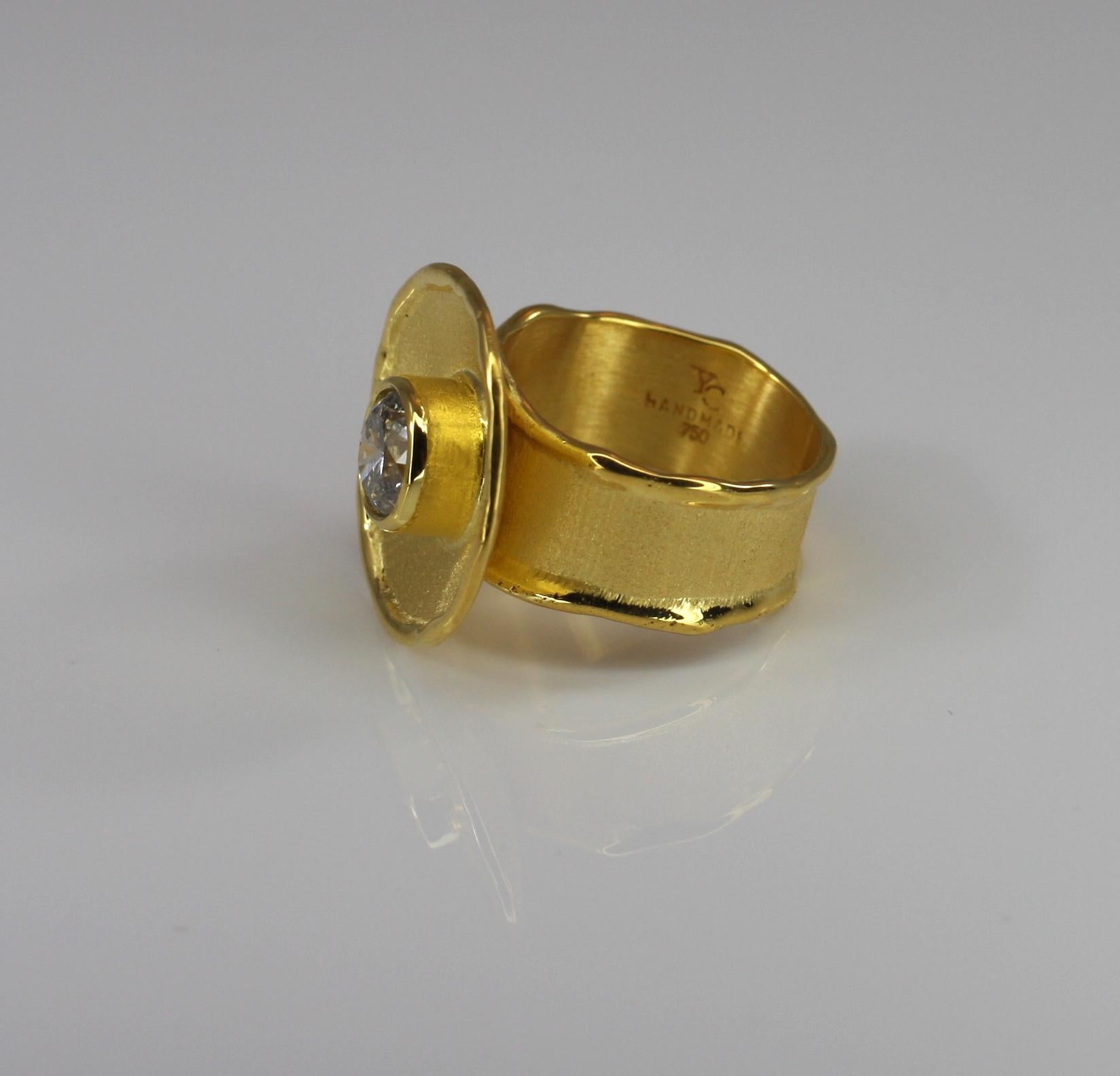 Yianni Creations Bague à large anneau solitaire en or jaune 18 carats et diamants Neuf - En vente à Astoria, NY