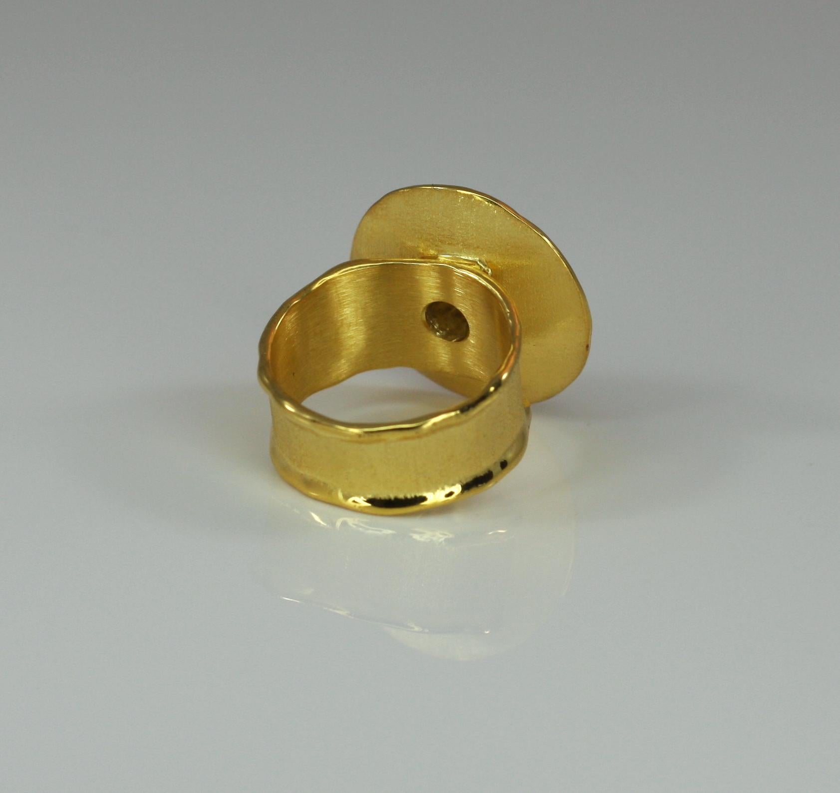 Yianni Creations Bague à large anneau solitaire en or jaune 18 carats et diamants Pour femmes en vente