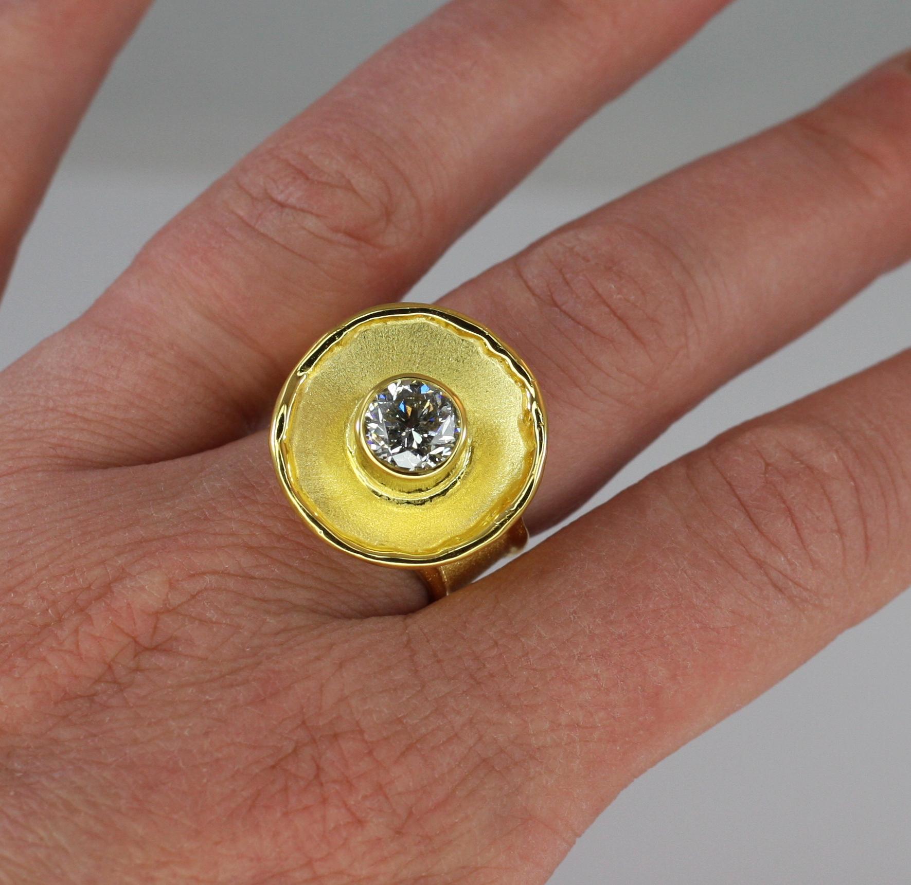 Yianni Creations Bague à large anneau solitaire en or jaune 18 carats et diamants en vente 8