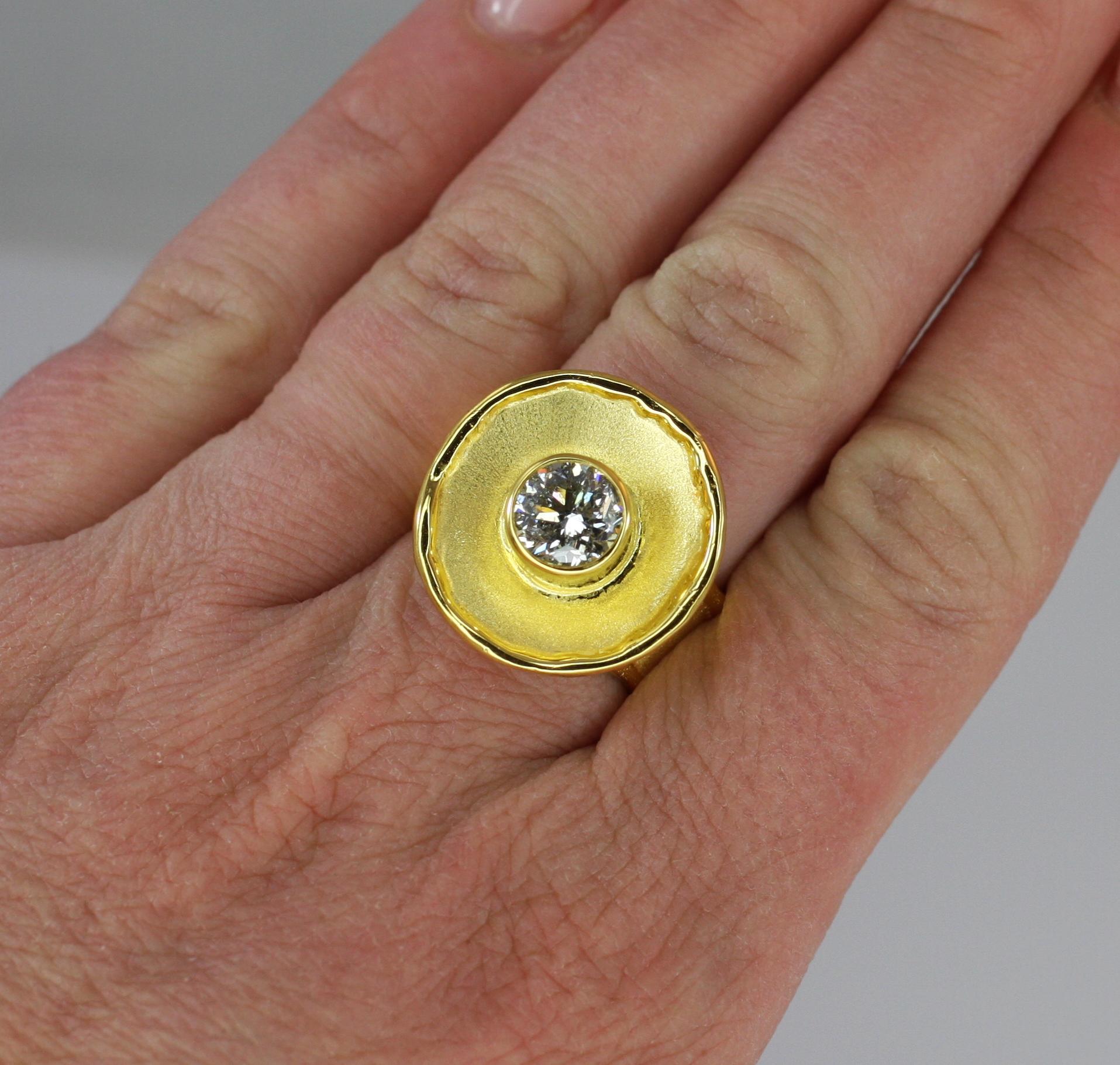 Yianni Creations Bague à large anneau solitaire en or jaune 18 carats et diamants en vente 1
