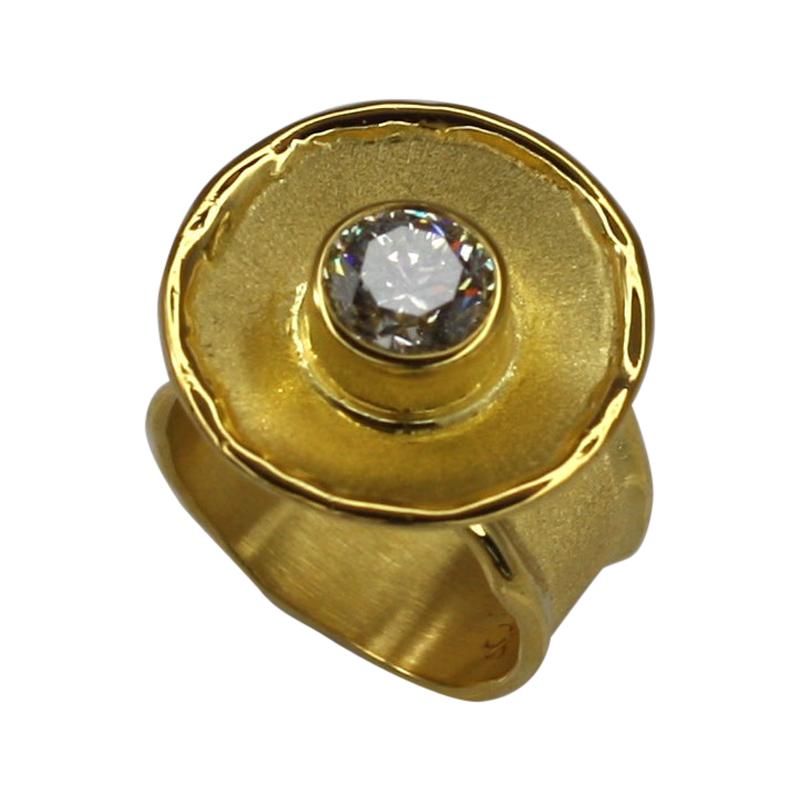 Yianni Creations Bague à large anneau solitaire en or jaune 18 carats et diamants en vente