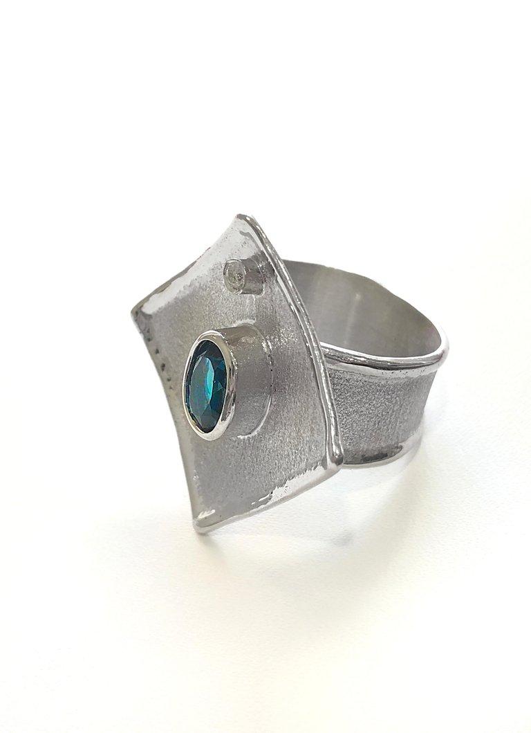 Yianni Creations Ammos Collection 100% Handmade Artisan Gorgeous Ring aus Feinsilber mit 1,60 Karat London Blue Topaz begleitet von 0,03 Karat Brillantschliff weißer Diamant durch einzigartige Techniken der Handwerkskunst ergänzt - gebürstet Textur