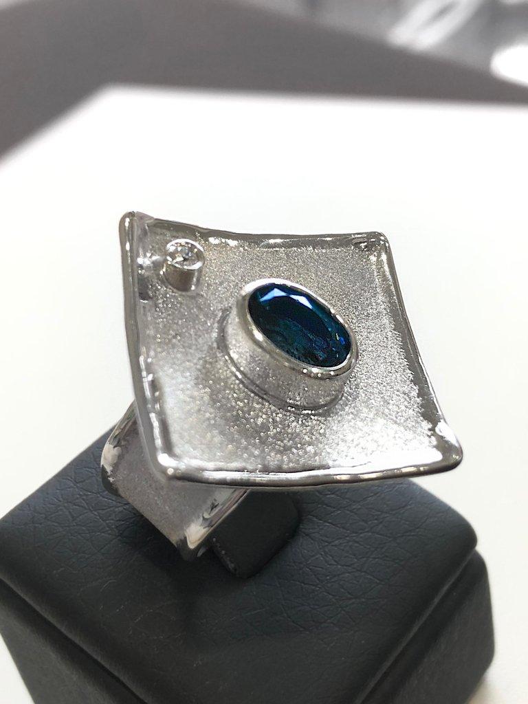 Yianni Creations London Breiter Palladium-Ring mit blauem Topas und Diamant aus feinem Silber im Angebot 1
