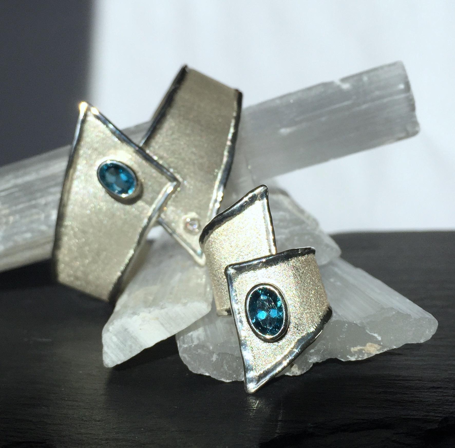 Yianni Creations Verstellbarer Ring mit breitem Band aus blauem Topas, feinem Silber und Palladium im Angebot 2
