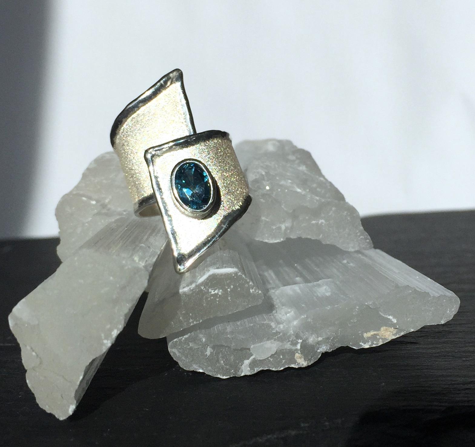 Yianni Creations Verstellbarer Ring mit breitem Band aus blauem Topas, feinem Silber und Palladium im Angebot 1