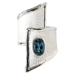 Yianni Creations Anello regolabile a fascia larga in argento fine e palladio con topazio blu