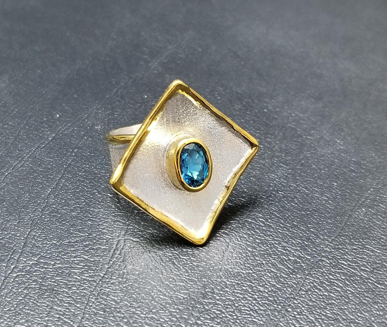 Yianni Kreationen Zweifarbiger Ring mit blauem Topas aus feinem Silber und 24 Karat Gold (Ovalschliff) im Angebot