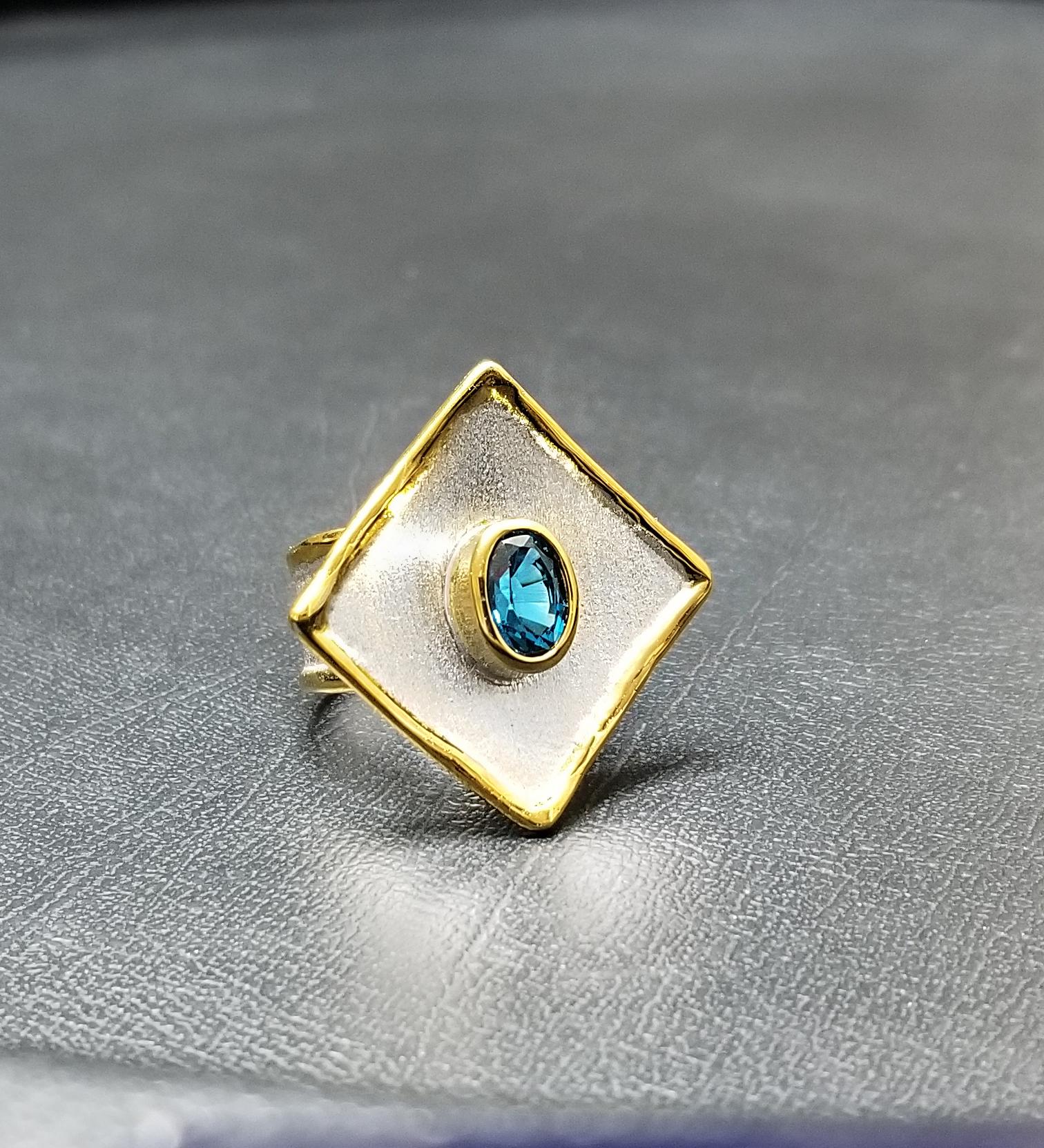 Yianni Kreationen Zweifarbiger Ring mit blauem Topas aus feinem Silber und 24 Karat Gold im Zustand „Neu“ im Angebot in Astoria, NY
