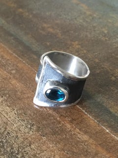 Yianni Creations Bague à large anneau en argent fin et rhodium noir avec topaze bleue et topaze