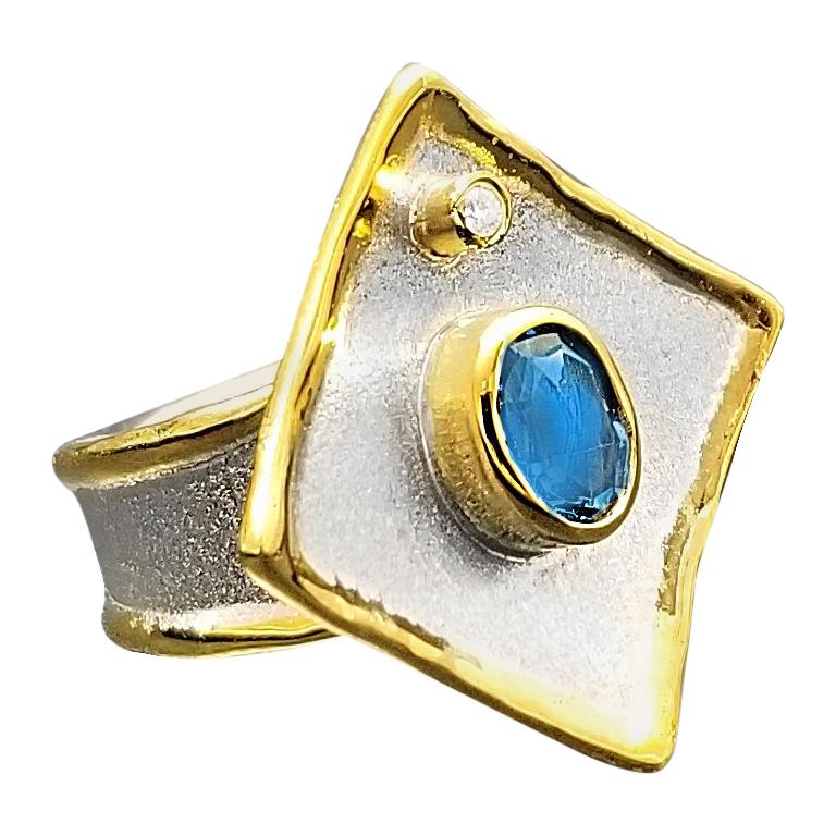 Yianni Creations Zweifarbiger Ring aus 24 Karat Gold mit blauem Topas und Diamanten aus feinem Silber