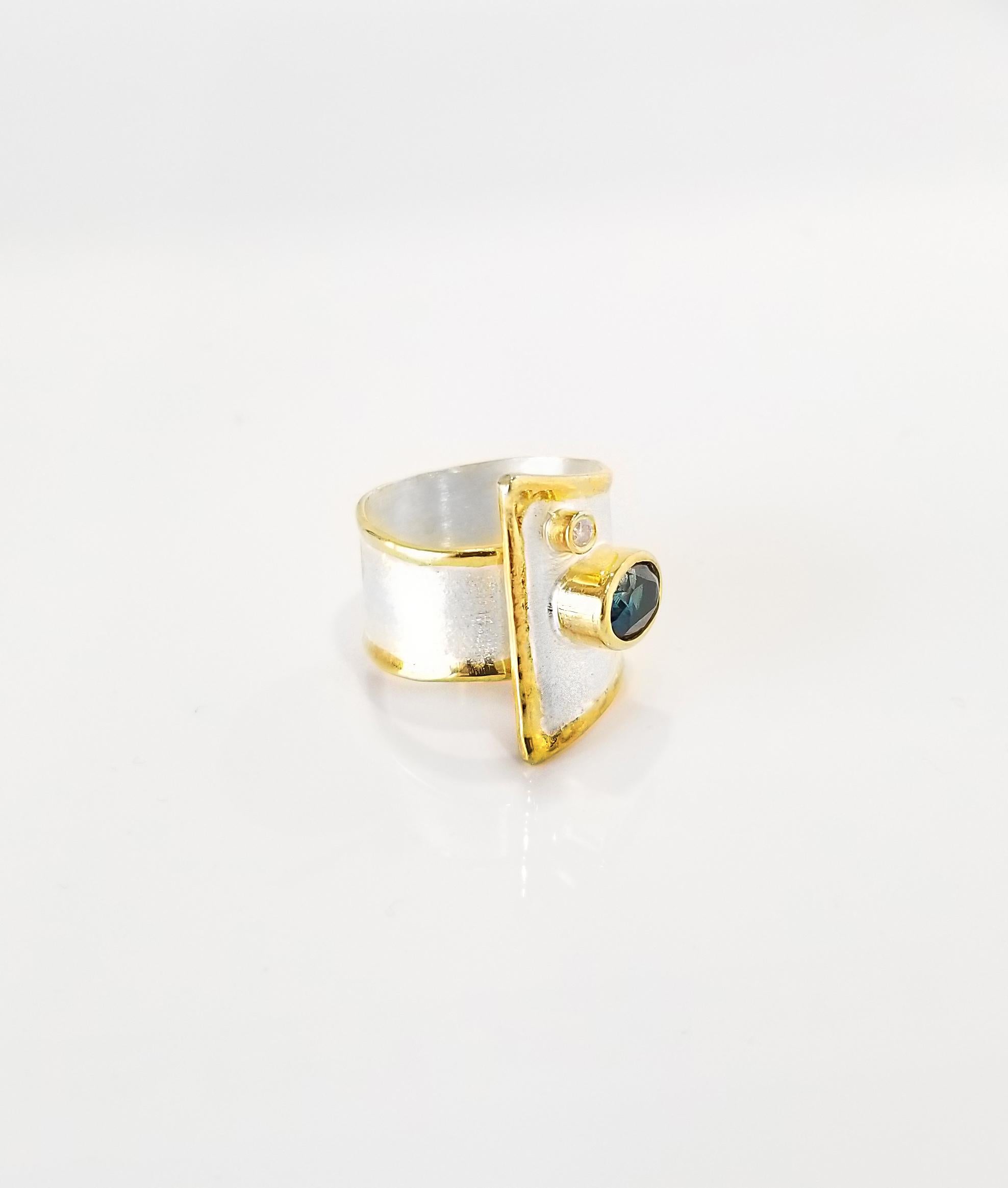 Yianni Creations Breiter Ring aus feinem Silber und 24 Karat Gold mit blauem Topas und Diamant (Zeitgenössisch) im Angebot