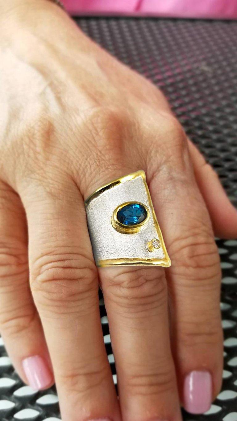 Yianni Creations Breiter Ring aus feinem Silber und 24 Karat Gold mit blauem Topas und Diamant (Ovalschliff) im Angebot