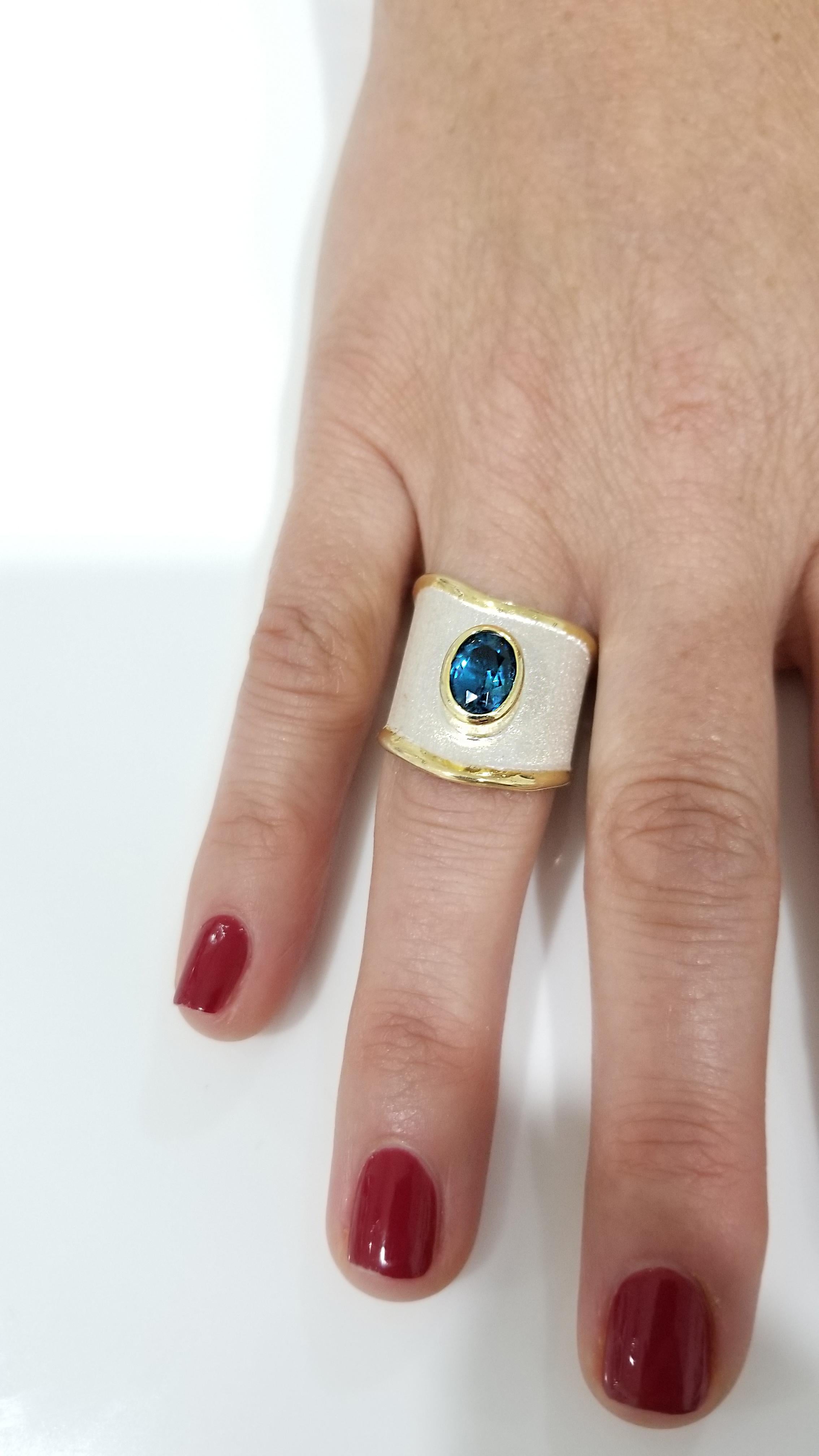 Yianni Creations Handgefertigter breiter Bandring aus 24 Karat Gold mit blauem Topas und feinem Silber (Zeitgenössisch) im Angebot