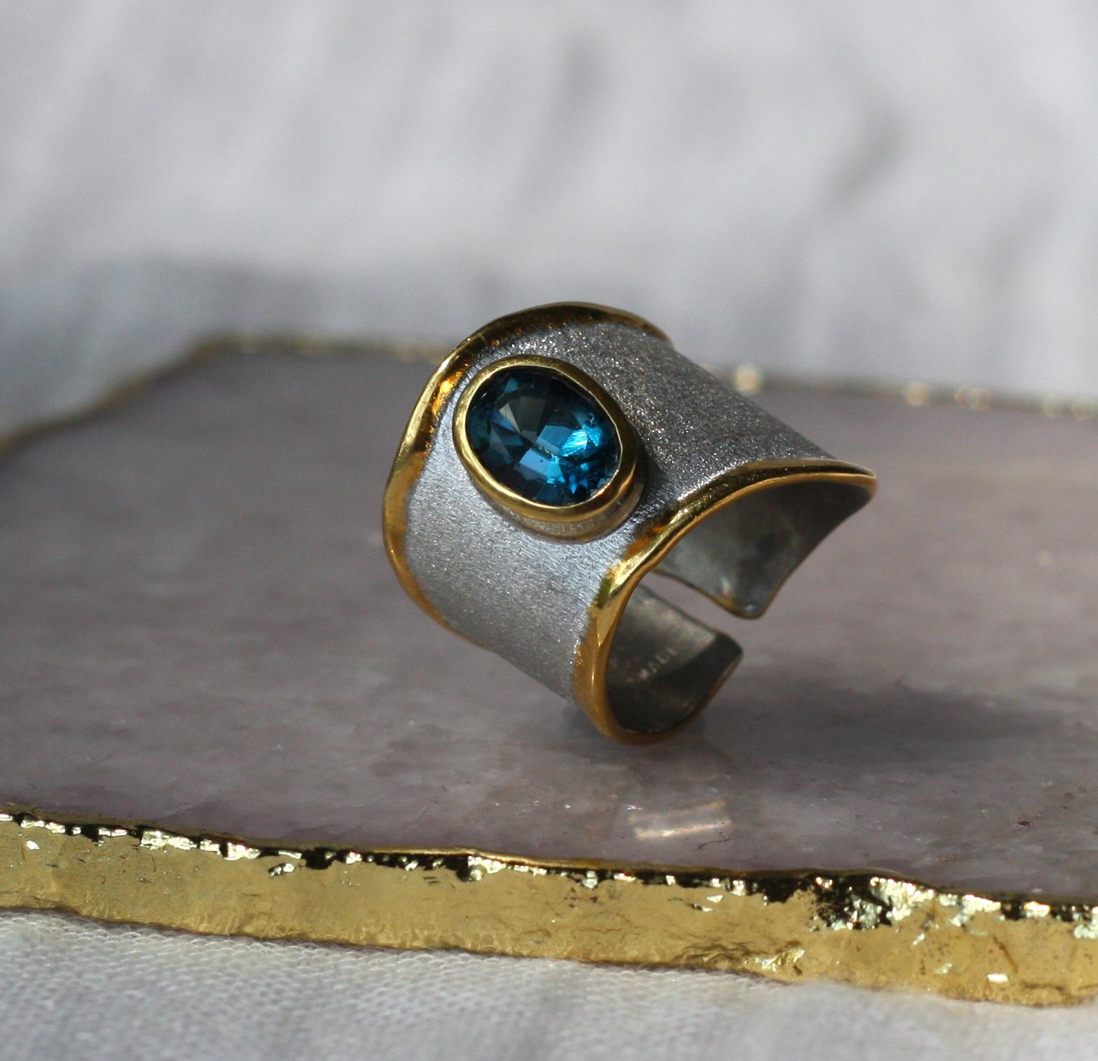 Der handgefertigte Ring der Midas Collection von Yianni Creations besteht aus reinem 950er Silber, das mit Palladium überzogen ist, um den Elementen zu widerstehen. Die Flüssigkeitsränder sind mit einer Auflage aus 24 Karat Gelbgold verziert, die