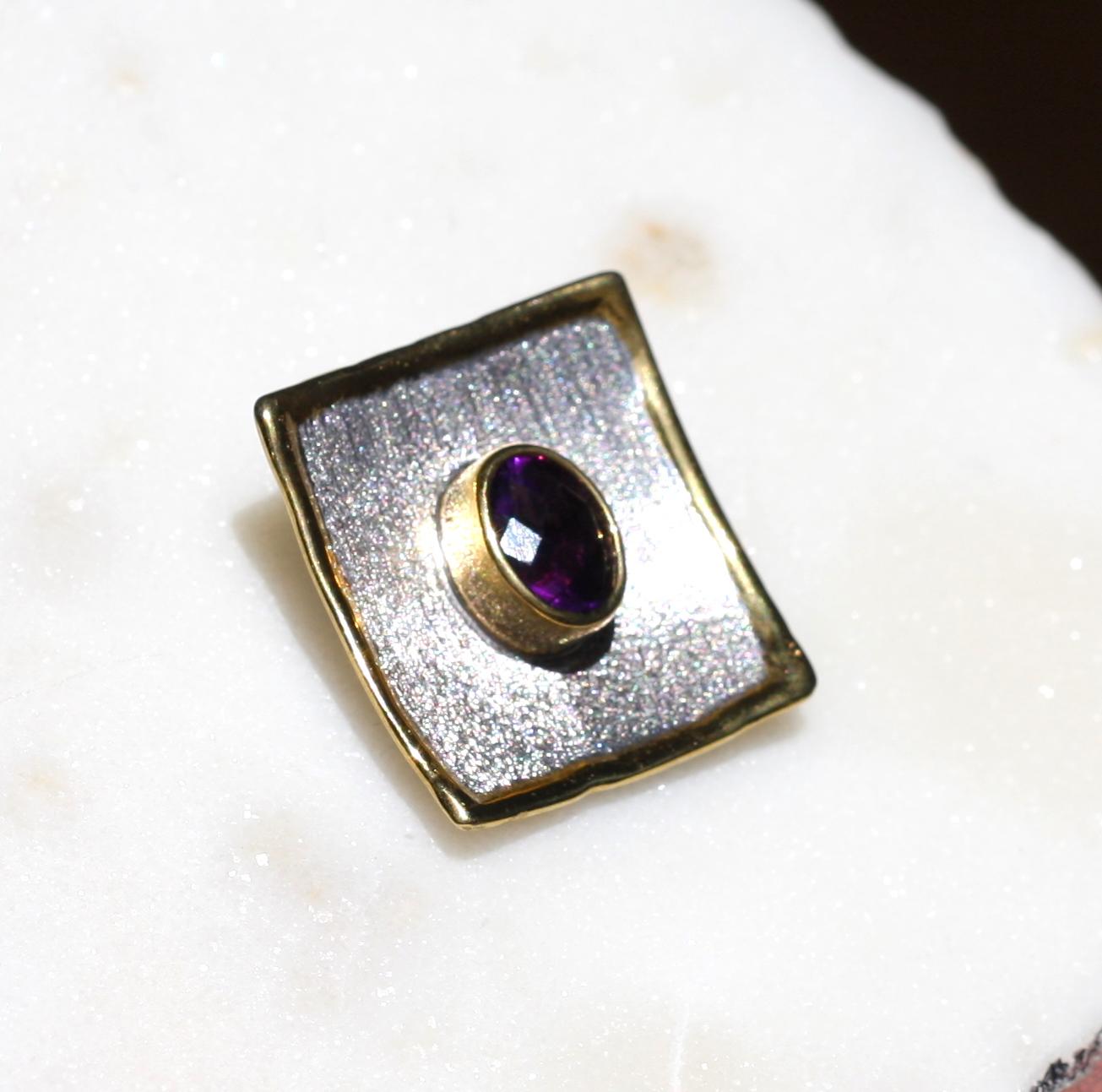 Taglio ovale Yianni Creations Ciondolo quadrato in argento fino e oro 24 carati bicolore con ametista in vendita