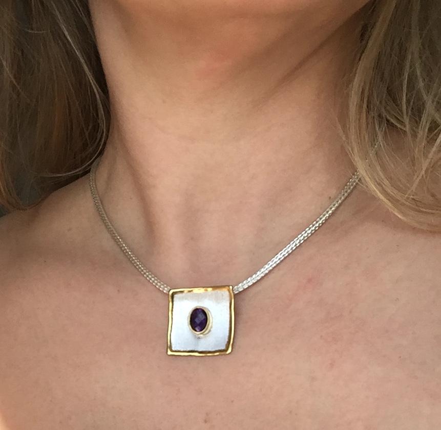 Contemporaneo Yianni Creations Ciondolo quadrato in argento fino e oro 24 carati bicolore con ametista in vendita